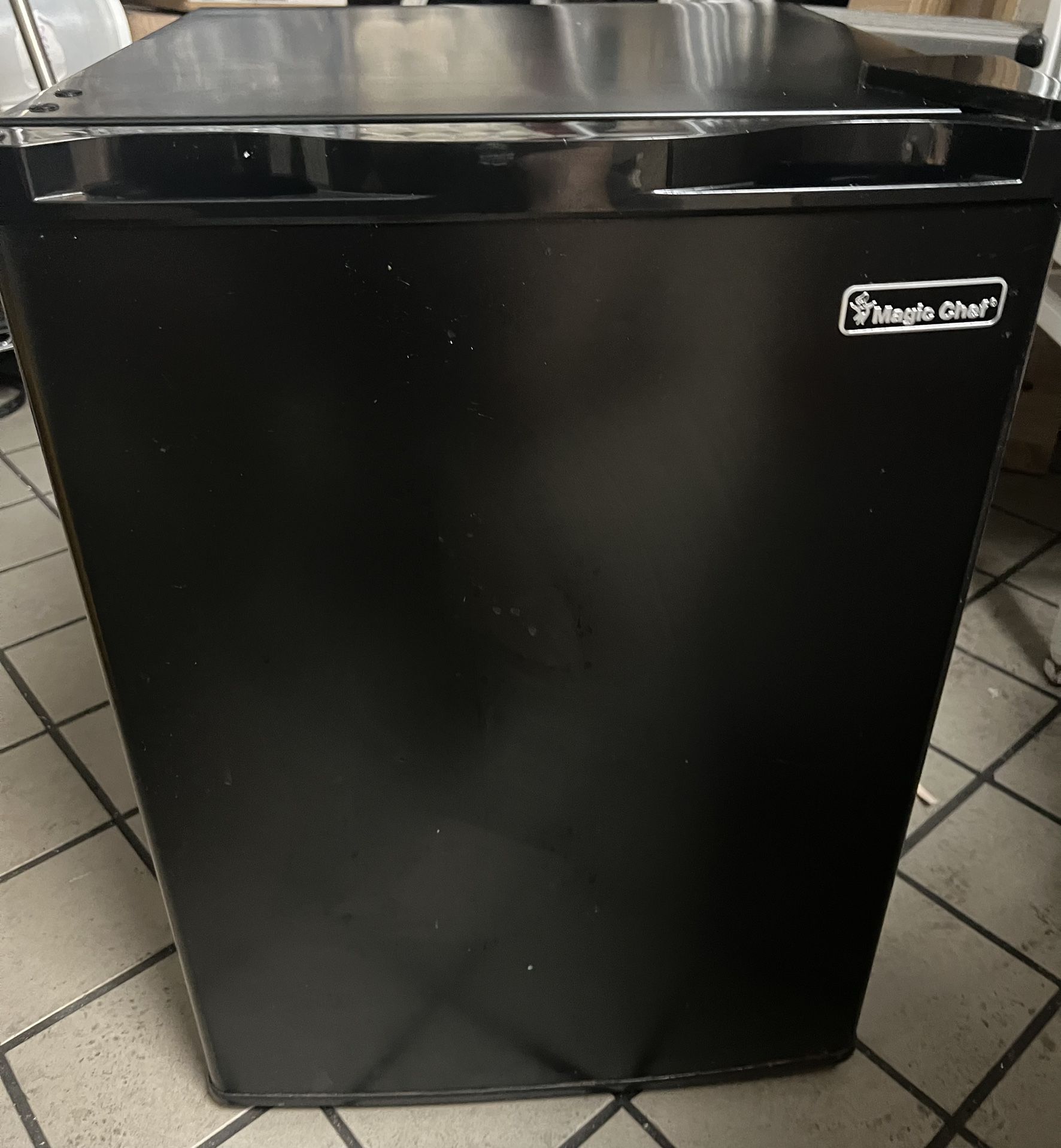 Magic Chef 2.6 cu. ft. Mini Fridge in Black, ENERGY STAR (for Parts)