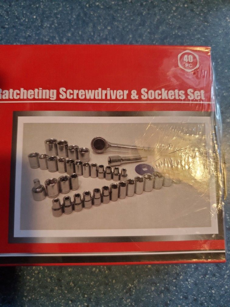 TOOL BENCH 40 PIECE SOCKET SET SAE& METRIC NEW IN PLASTIC 