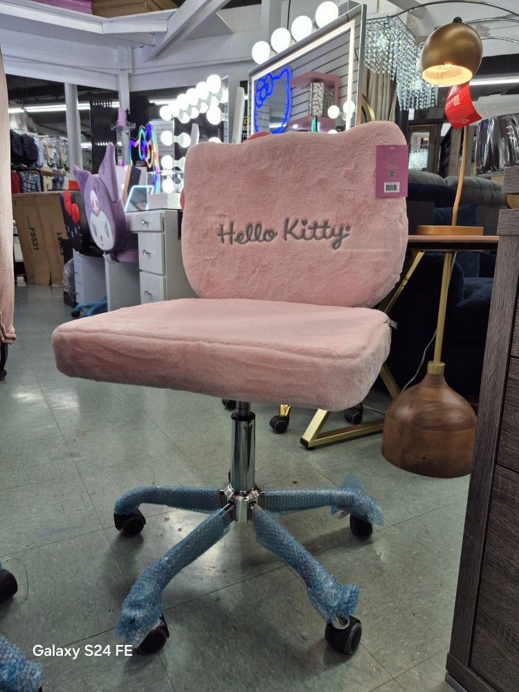 👨‍👩‍👧‍👦 Hello Kitty Vanity Chair, Ultra Soft Plush Fur Fabric,  Pink Color,  New In The Box.