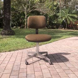 1970s Steelcase Office Desk Chair On Castors / Metal Adjustable Base / Mid Century Industrial Swivel Chair 
