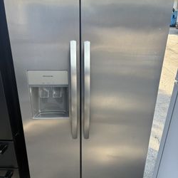 REFRIGERATOR FRIGIDAIRE 36” Like New 