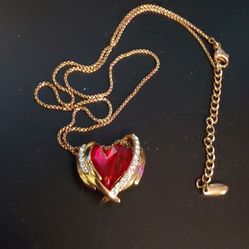 Feather embraced tart necklace