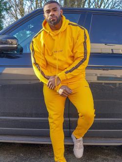 Men’s medium jogger suit set (Sweater & sweatpants)