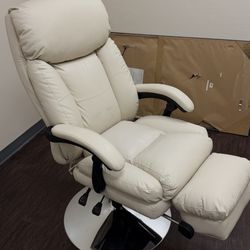 Cream Recliner Chair with Footrest – Clean, Comfortable, Rotating Base