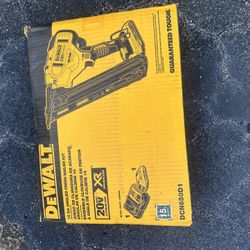 DEWALT 20V MAX XR Lithium-Ion Cordless 2-1/2 in. 15-Gauge Finish Nailer Kit with 2.0Ah Battery, Charger and Contractor Bag