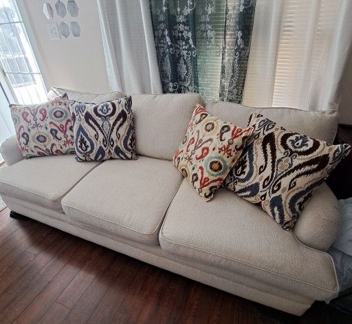 Stylish Cream Sofa With 4 Pillows