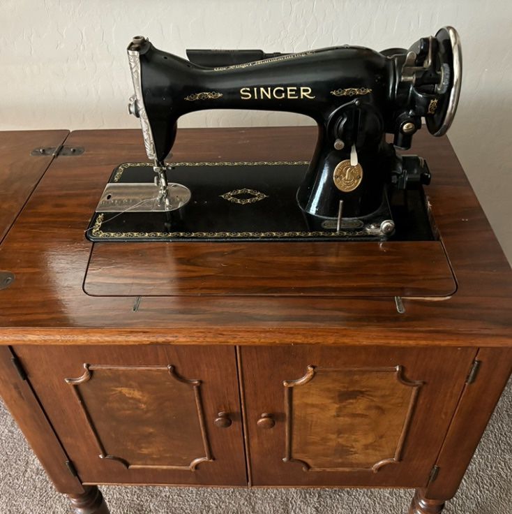 Singer 1934 Model 15 Sewing Machine with Table