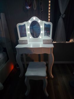 Kids makeup vanity with lights