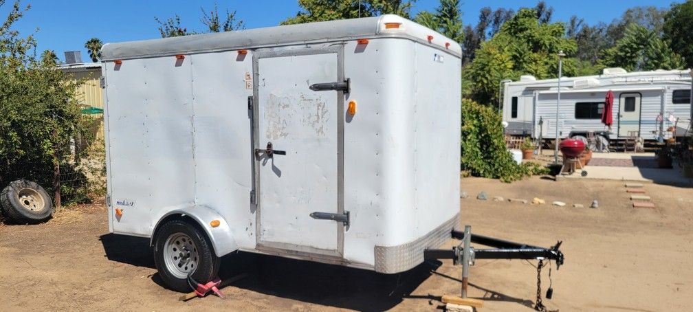 10 by 6 Enclosed Cargo Trailer.... 2004 Pace .... California title.... New tires 