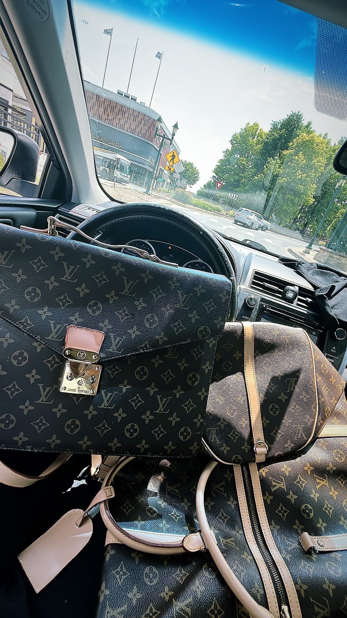 LOUIE VUITTON SHOULDER BAG
