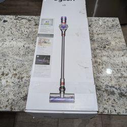Dyson V8 Cordless Vacuum - See Pics