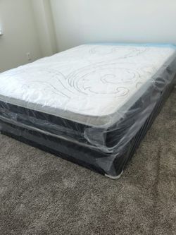 NEW QUEEN PILLOW TOP MATTRESS. Bed frame is not available. Take it home same day 👍