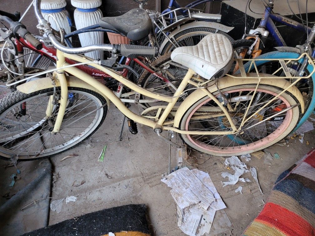 Girls huffy 26" Beach cruiser