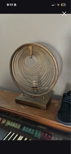 Brass spiral table lamp