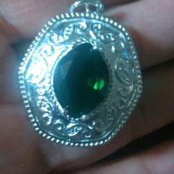 Beautiful Designed With Emerald Green Gem's Ladies Pendant 🌹