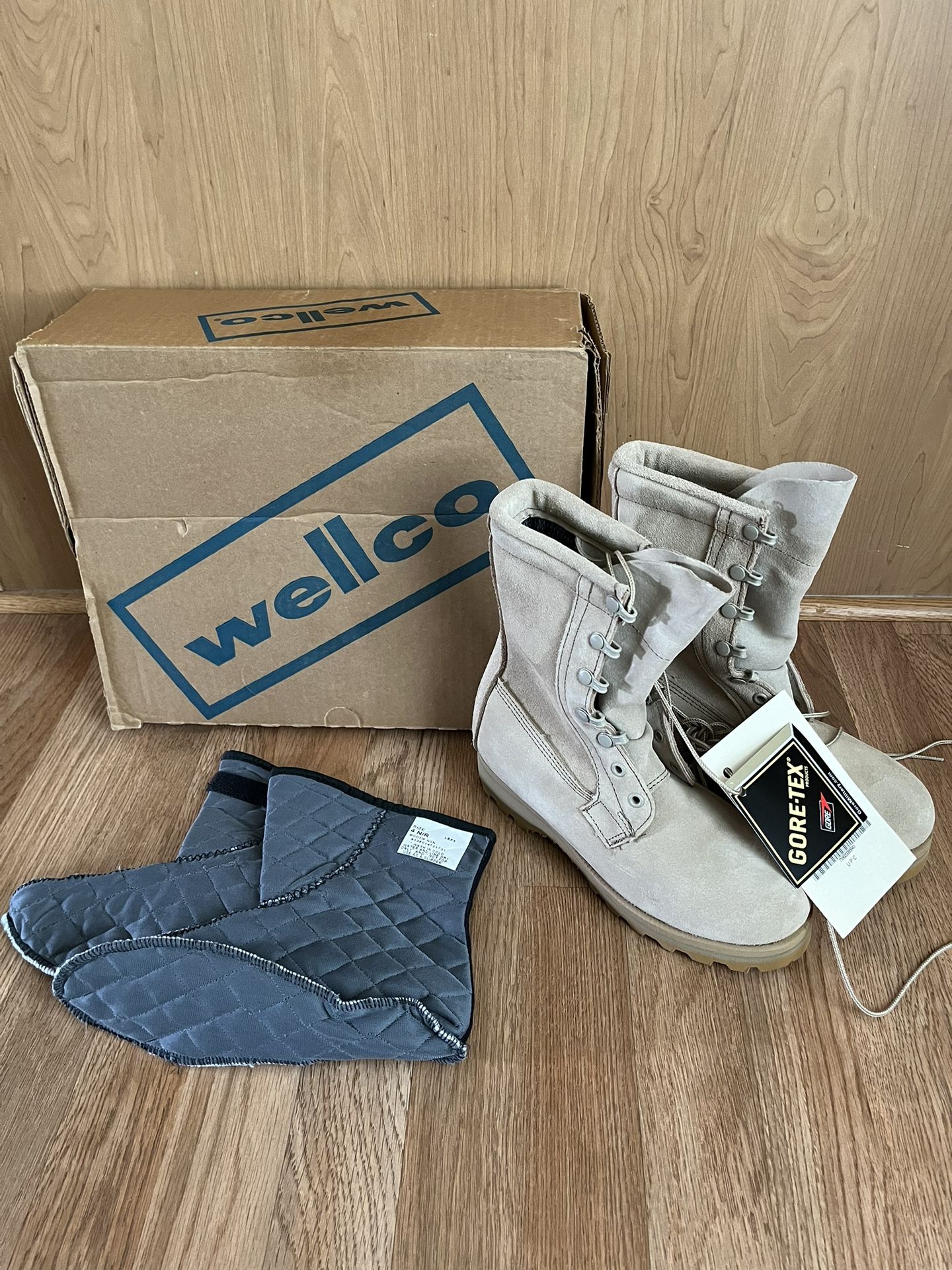 BRAND NEW Wellco Intermediate Cold/Wet Combat Weather Boots and liners