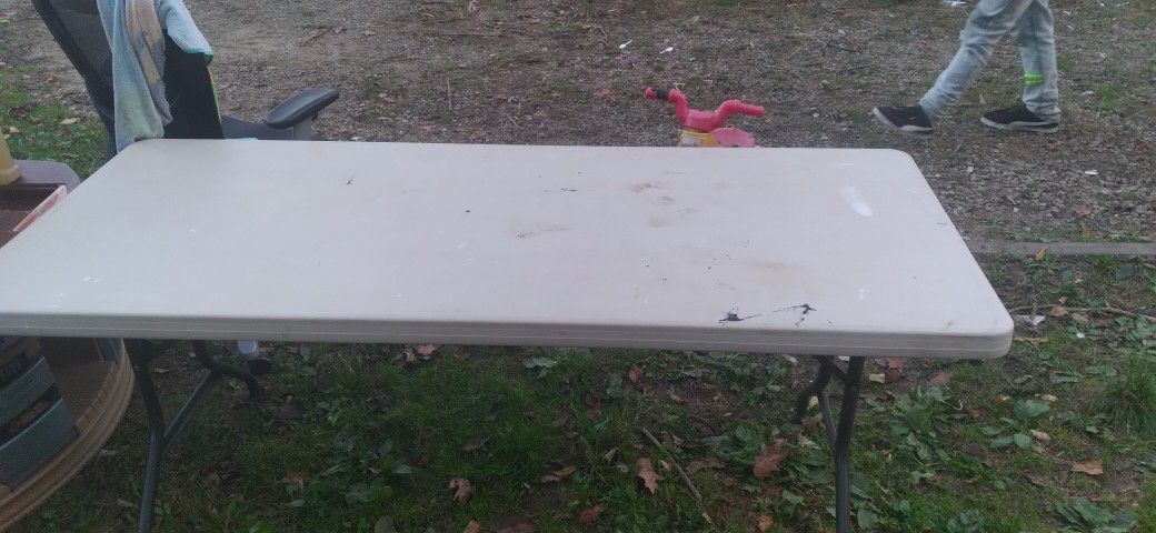 6 Foot Lifetime Banquet  Hard Plastic Table . Legs Fold In For Sto