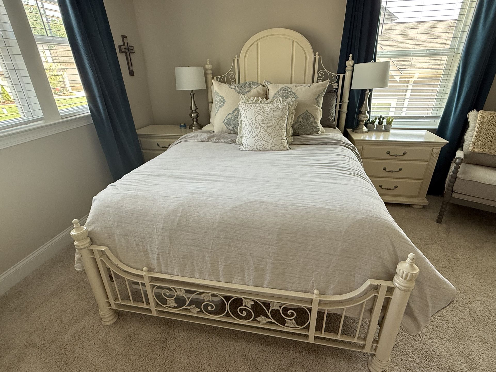 🛏️ Vintage Queen Bedroom Suite – Iron & Wood – Mattress Included