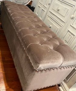 Tufted top storage bench