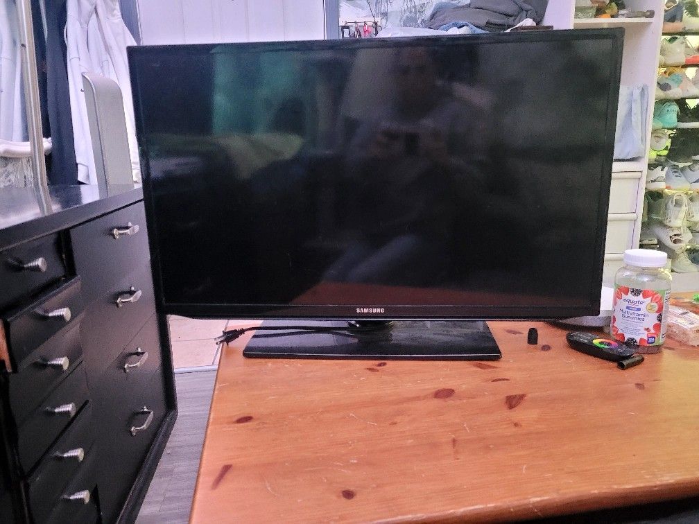 SAMSUNG TV 32 IN
