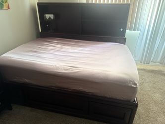 Wooden 2-Drawer Captains Bed w/Dresser