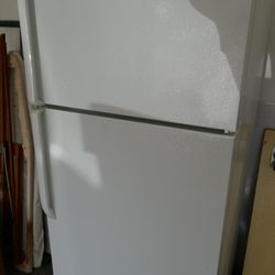 Refrigerator - GE - White