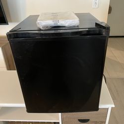 Hisense 1.7 Cu ft Mini Fridge