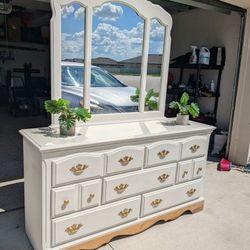 Newly Refinished Broyhill Vintage 7-Drawer Mirror Dresser