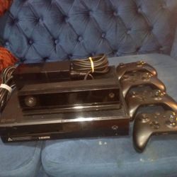 Xbox One, Kinect, And 4 Controllers