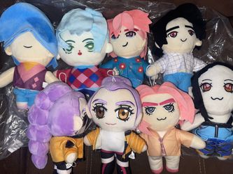 K-pop Plushies and other accessories 