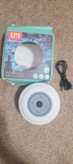Q9 White portable wireless speaker  Waterproof Dustproof Hands-Free suction back