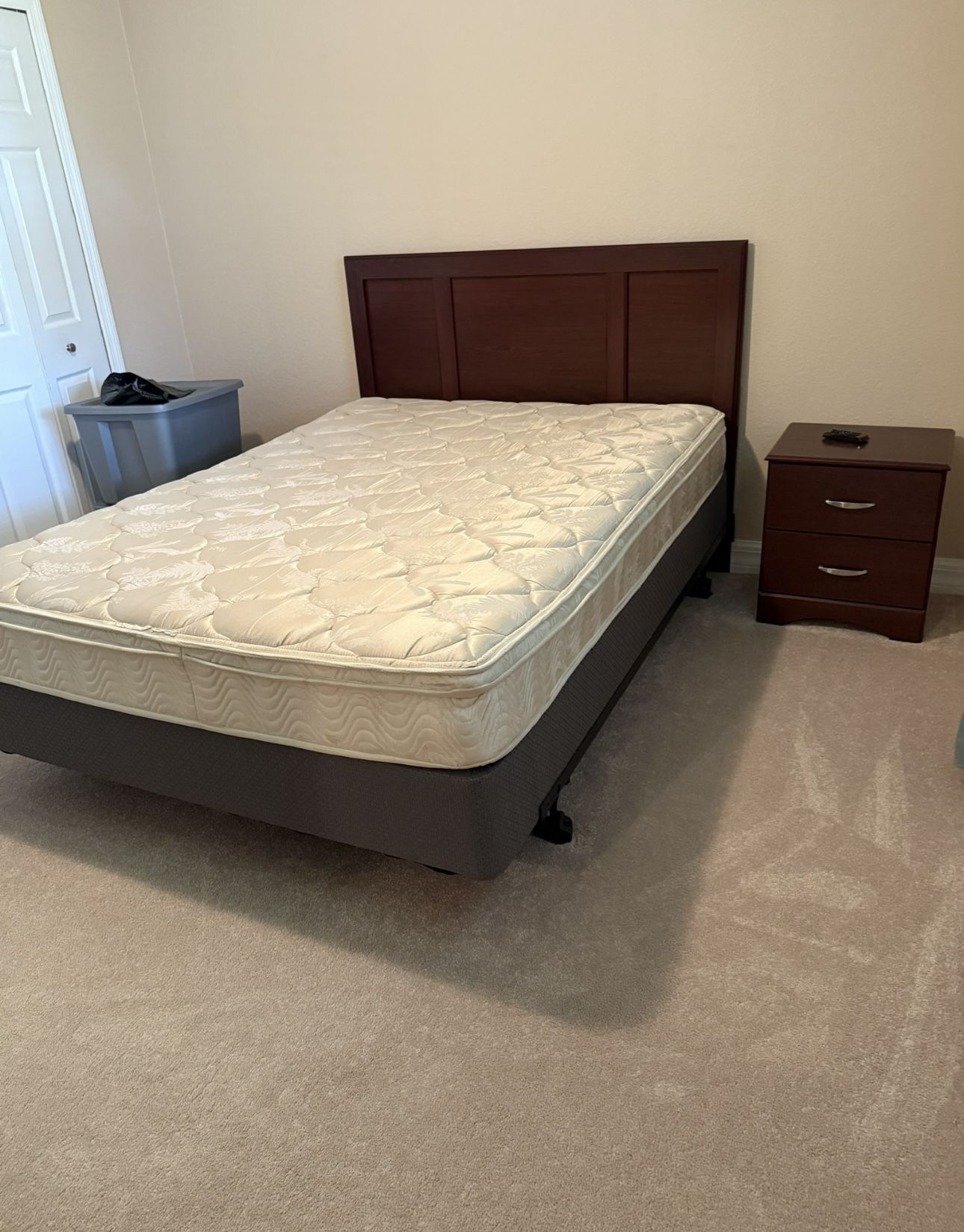 Queen Bedroom Set W/ Dresser & Night Stand - Excellent Condition