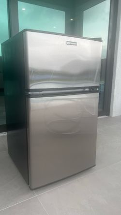Emerson mini refrigerator/ freezer