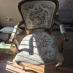 ANTIQUE CHAIR 