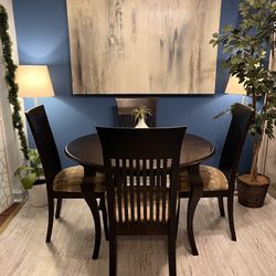 Nice Dining Set Good Condition!!Table With 2 Leaves And 6 Chairs! I Can Deliver.