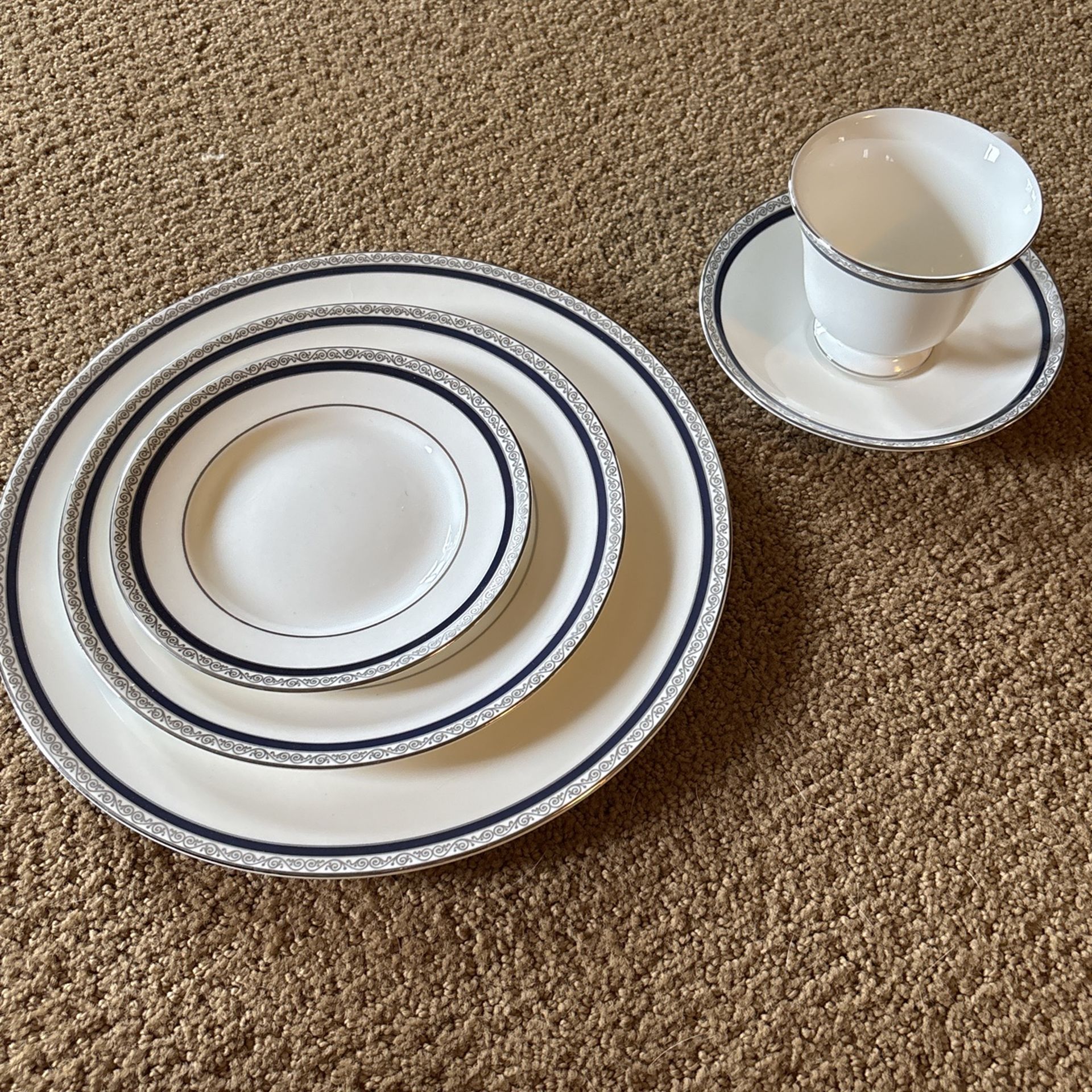1999 Wedgwood Seville Bone China 8 Full Settings Includes 5 Pieces For Each Setting. 
