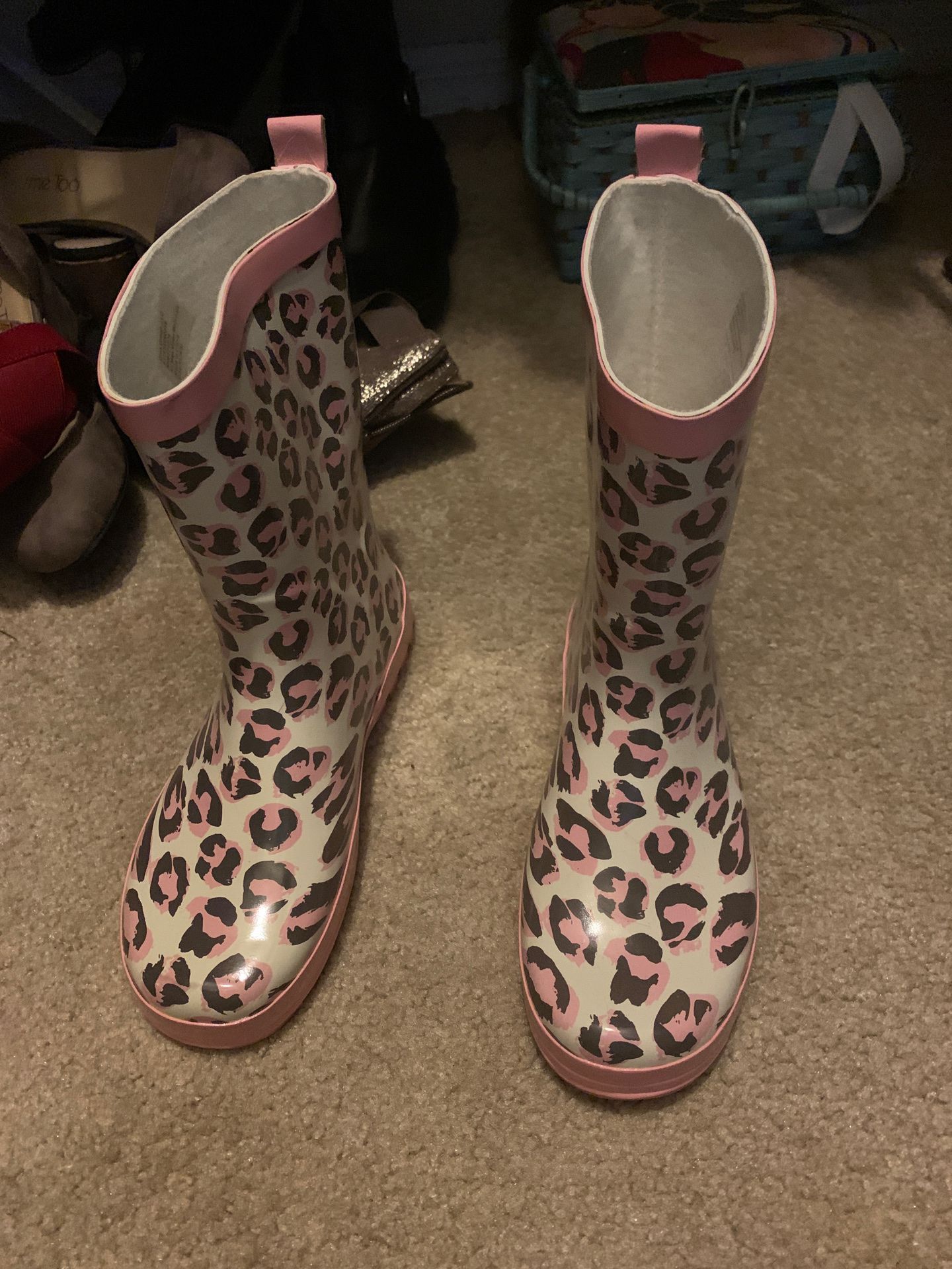 Kids 4-5 rain boots pink and brown leopard print