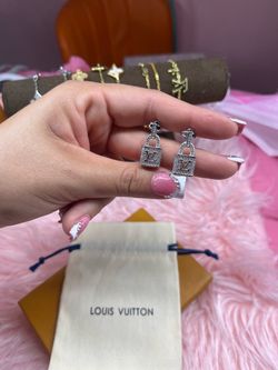 New stainless steel  silver  earrings  comes with bag