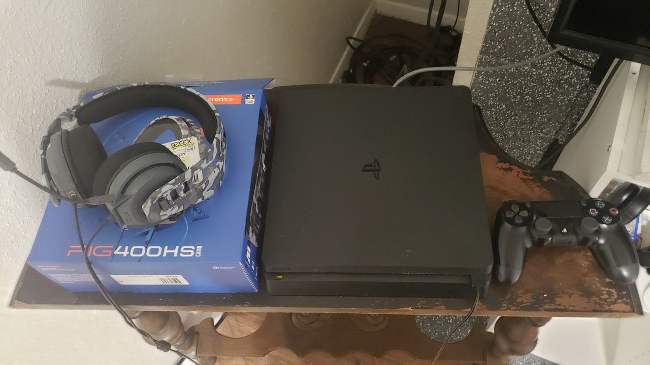 Ps4 1tb controllers and rig 400 head set