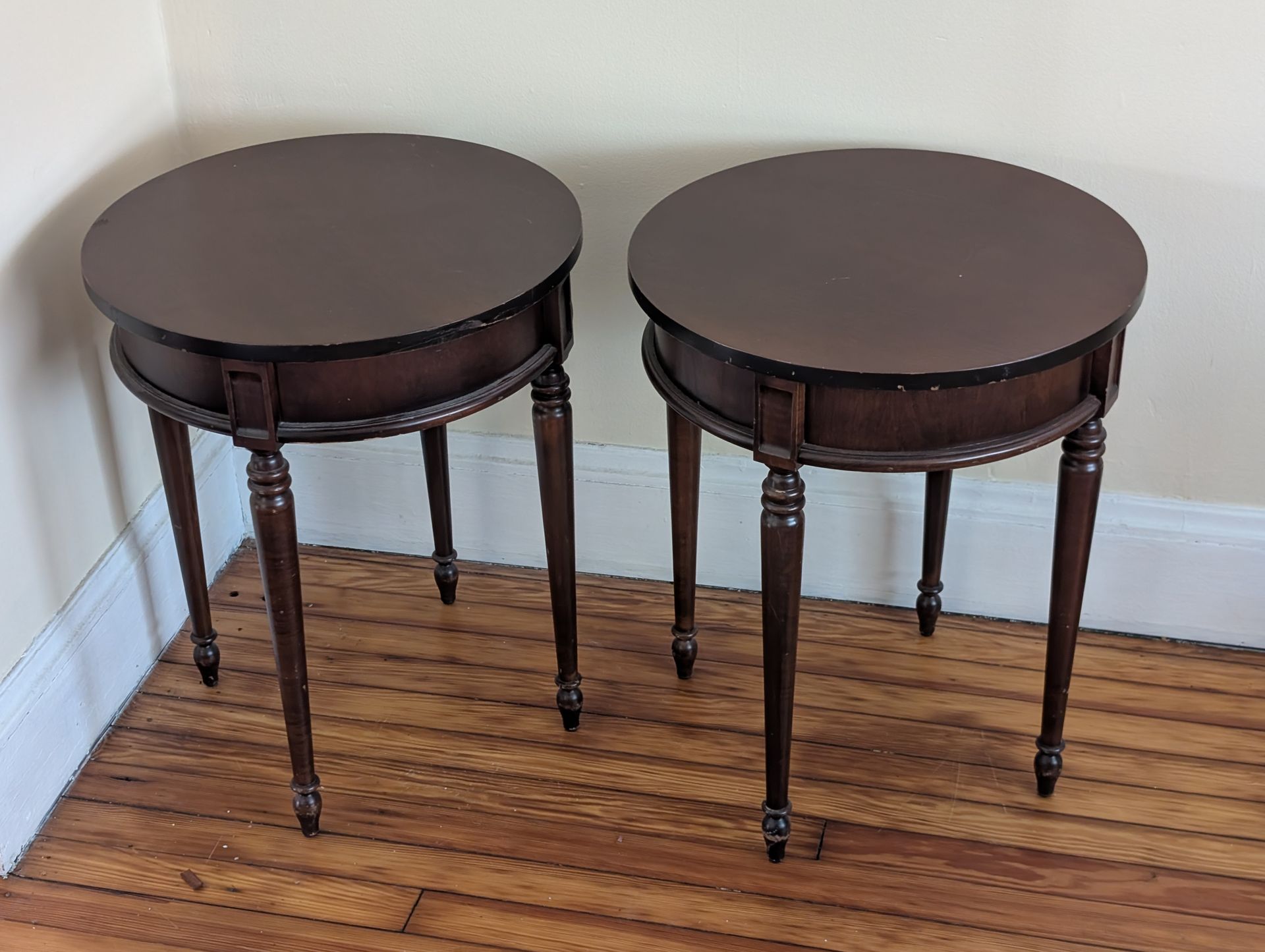 Set of two round end tables