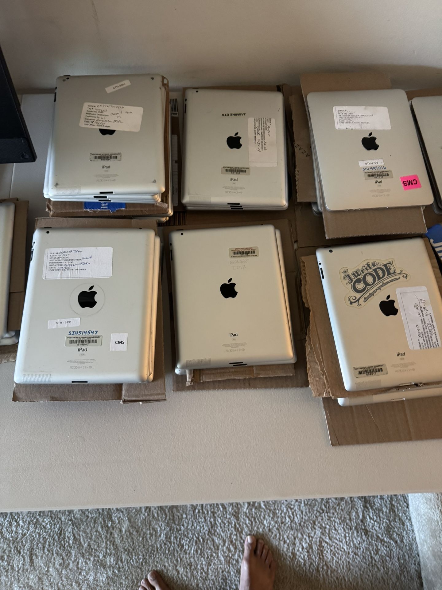 LOT of 65 IPAD’s PLZ CHECK THE PIC FOR THE MODELS