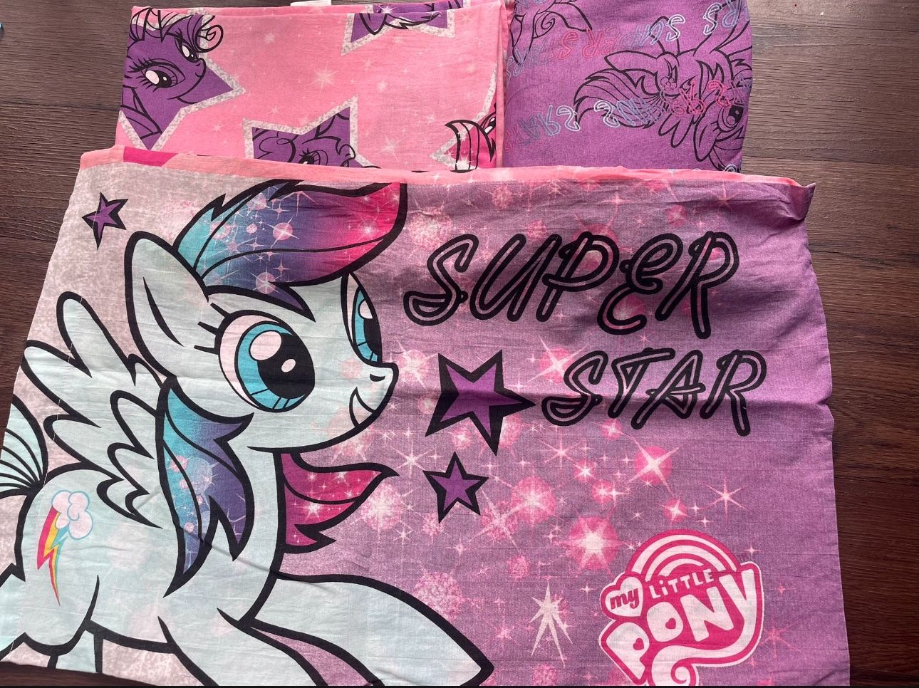 My little pony twin size bed sheets complete one set pillow case, one flat sheet and one fitted sheet.