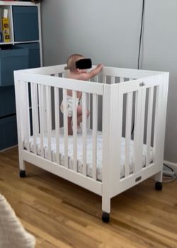 Mini crib with mattress