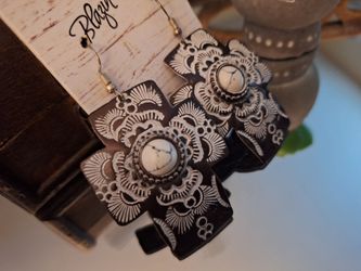 New cross-shaped dangle earrings