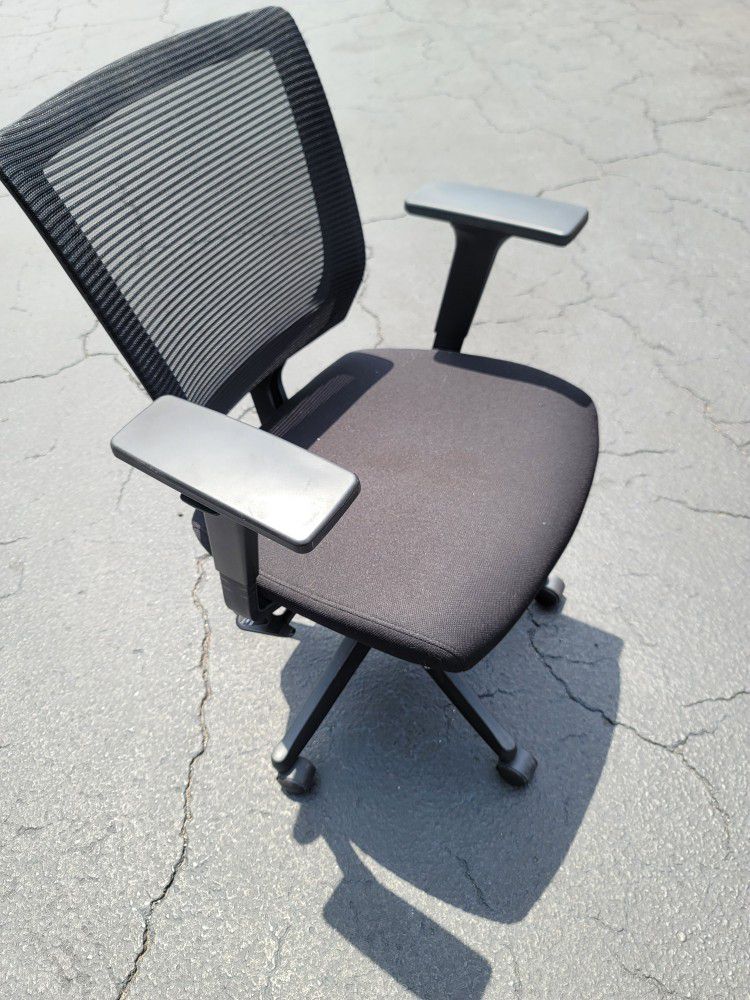 Ergonomic Mesh Back Adjustable Office/Desk Chair