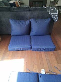 4 PIECES OF PATIO FURNITURE CUSHIONS BRAND NEW