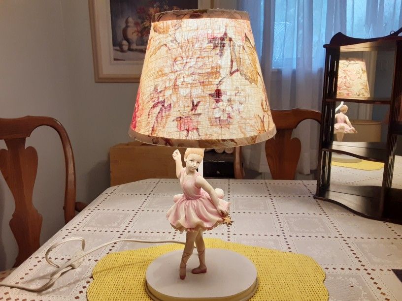 REALLY UNIQUE LOOKING  LAMP  with  BEAUTIFUL  colors 18inches  TALL 