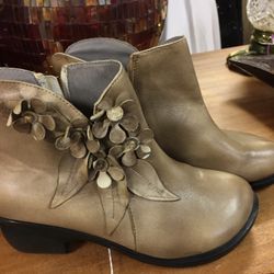 Boots , Ankle, 9-9 1/2 LIKE NEW
