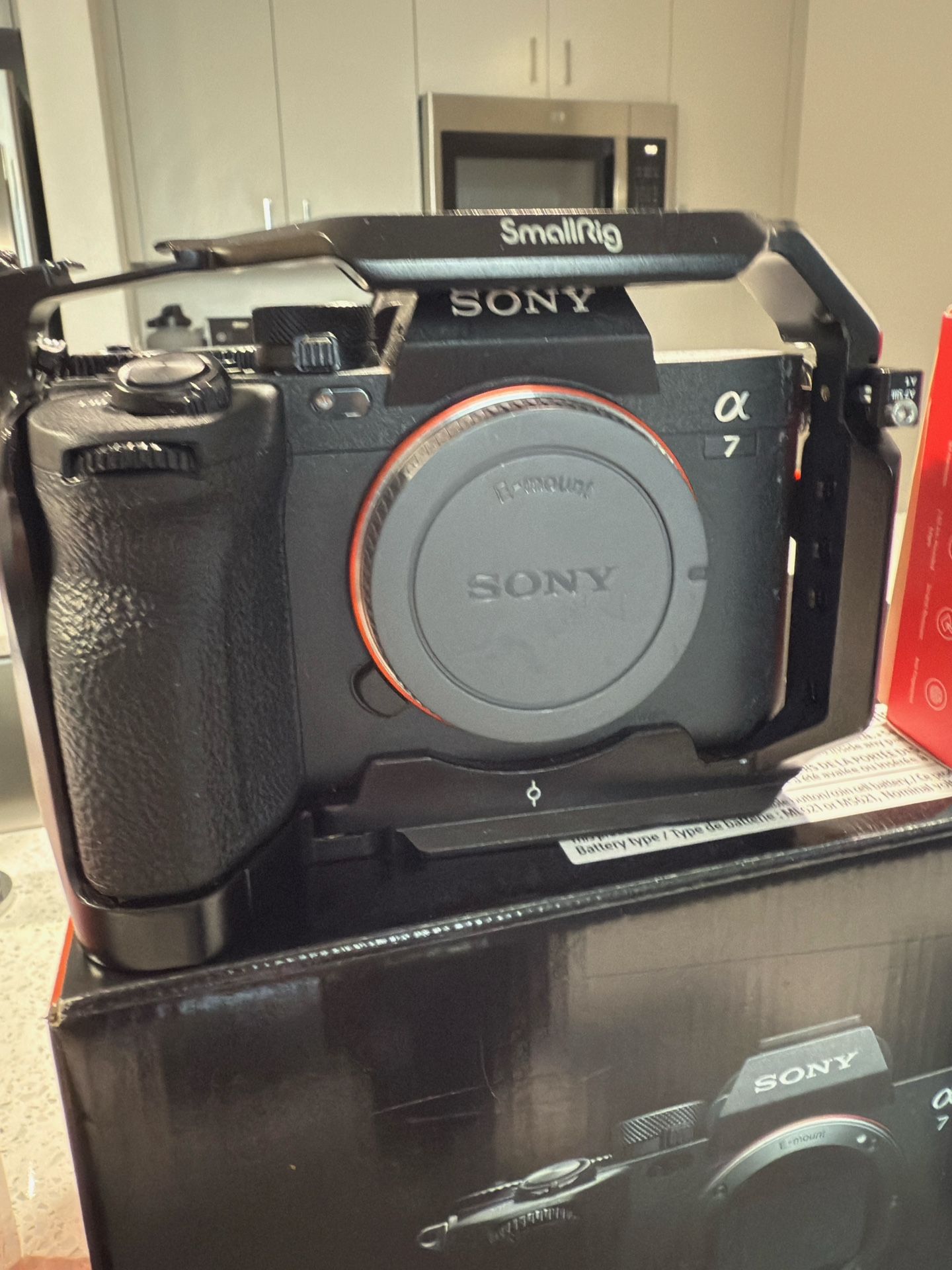 Sony A7lV + Samyang 85mm 1.4 + Samyang Lens Station + small rig screen protector