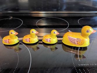 VINTAGE TIN DUCK AND BABIES WIND UP TOY W/KEY. 🦆